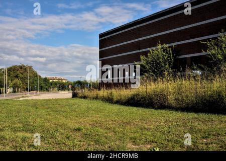 Abbandonato composto nella campagna italiana in una giornata di sole Foto Stock