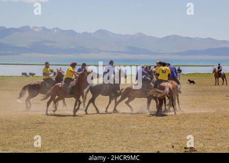 CANZONE KOL, KIRGHIZISTAN - 25 LUGLIO 2018: Gli abitanti del luogo giocano kok boru ulak tartysh , tradizionale gioco di cavalli, con una carcassa di capra, al National Horse Games Fes Foto Stock