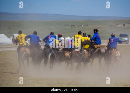 CANZONE KOL, KIRGHIZISTAN - 25 LUGLIO 2018: Gli abitanti del luogo giocano kok boru ulak tartysh , tradizionale gioco di cavalli, con una carcassa di capra, al National Horse Games Fes Foto Stock