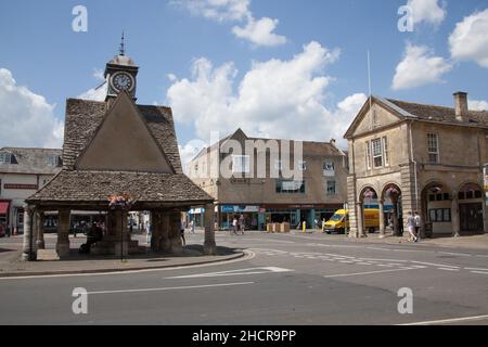 Vista della Witney Clock Tower e degli edifici del Witney Town Council a Buttercross a Witney, Oxfordshire nel Regno Unito Foto Stock