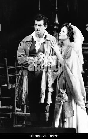 Atto 1: Placido Domingo (Mario Cavaradossi), Gwyneth Jones (Floria Tosca) in TOSCA di Puccini alla Royal Opera, Covent Garden, Londra WC2 06/11/1981 Direttore: Silvio Varviso Set design: Renzo Mongiardino costumi: Marcel Escoffier illuminazione revival: John B Leggi il regista originale: Franco Zeffirelli regista revival: Anderson de Anderson Foto Stock