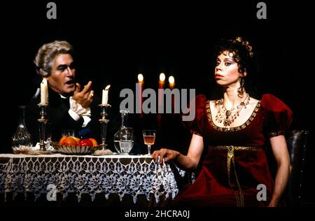 Atto 2: Maria Ewing (Foria Tosca) in TOSCA di Puccini alla Royal Opera, Covent Garden, Londra WC2 06/07/1991 Direttore: Michel Plasson Set design: Renzo Mongiardino Costumi: Marcel Escoffier Revival Lighting: John B Leggi il regista originale: Franco Zeffirelli Revival Director: John Cox Foto Stock