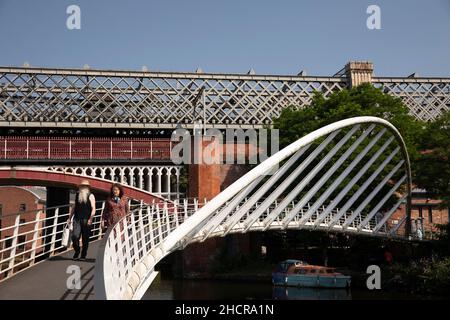 Regno Unito, Inghilterra, Manchester, Castlefield, Merchant’s Bridge che attraversa il bacino del canale Bridgewater a Railway Viaduct Foto Stock