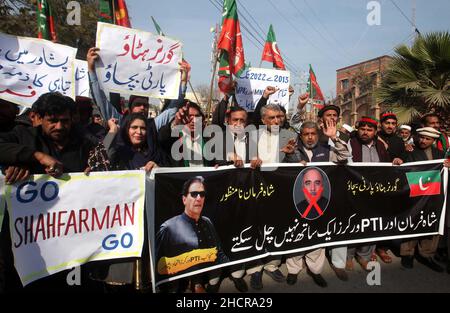 Hyderabad, Pakistan. 31st Dic 2021. I membri dei lavoratori di Tehreek-e-INSAF (PTI) Ittehad stanno organizzando una manifestazione di protesta contro Shah Farman, Governatore KP presso il PRESS Club di Peshawar venerdì 31 dicembre 2021. Credit: Asianet-Pakistan/Alamy Live News Foto Stock