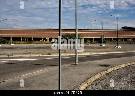 Abbandonato composto nella campagna italiana in una giornata di sole Foto Stock