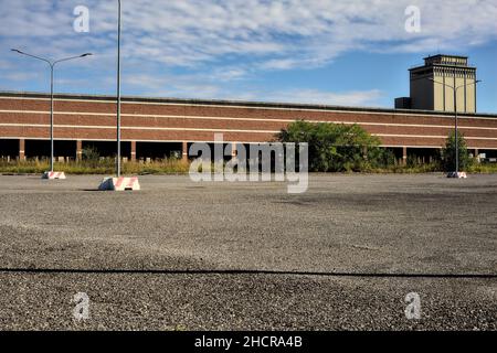 Abbandonato composto nella campagna italiana in una giornata di sole Foto Stock