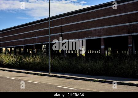 Abbandonato composto nella campagna italiana in una giornata di sole Foto Stock