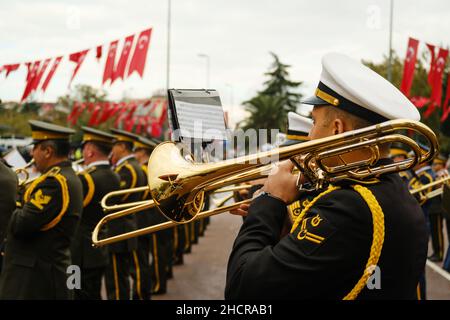 Istanbul, Turchia - 29 ottobre 2021: Membro della band che suona il trombone nel mese di ottobre 29 Republic Day celebra. Foto editoriale a Istanbul in Turchia. Foto Stock