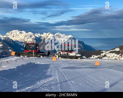 Villars sur Ollon, Svizzera - 04. Febbraio 2021: Due PistenBully nel paesaggio montano dopo la preparazione delle piste Foto Stock