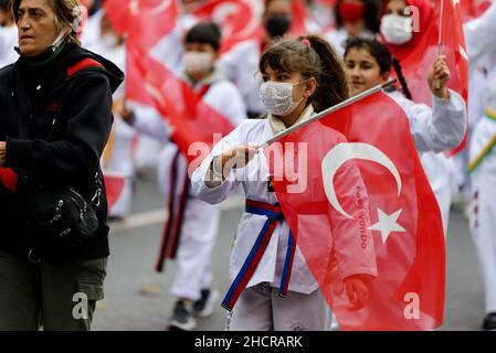 Istanbul, Turchia - 29 ottobre 2021: Taekwondo fighter bambina con bandiera turca il 29 ottobre, Repubblica di Turchia. Scatto editoriale in IST Foto Stock