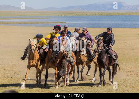 CANZONE KOL, KIRGHIZISTAN - 25 LUGLIO 2018: Giocatori di kok boru ulak tartysh , tradizionale gioco di cavalli, con una carcassa di capra, al National Horse Games Fest Foto Stock