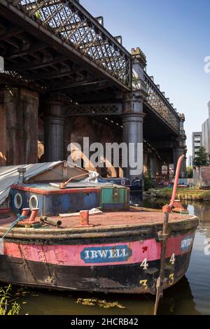 Regno Unito, Inghilterra, Manchester, Castlefield, bacino del canale Bridgewater, Canale residenziale narrowboat Irwell sotto viadotto ferroviario attraversamento Foto Stock