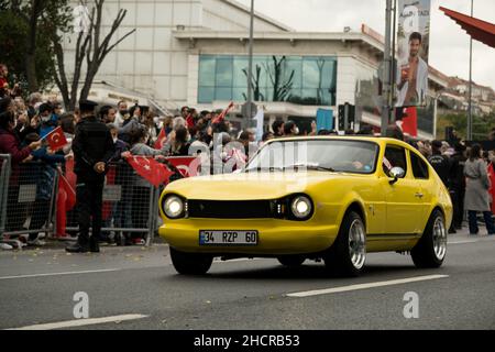 Istanbul, Turchia - 29 ottobre 2021: Vista laterale di una vettura gialla Anadol STC-16 prodotta nel 1973. Editoriale Shot a Istanbul Turchia. Foto Stock