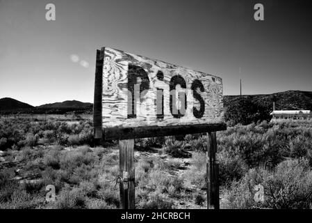 Un cartello stradale fatto in casa pubblicizza suini in vendita vicino rurale Ojo Caliente, New Mexico Foto Stock