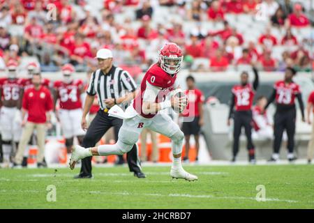 Jacksonville, Stati Uniti. 31st Dic 2021. 31 dicembre 2021: Rutgers Scarlet Knights quarterback Noah Vedral (0) esce dalla tasca durante il TaxSlayer Gator Bowl tra i Rutgers Scarlet Knights e i Wake Forest Demon Deacons presso il TIAA Bank Field Jacksonville, Florida. Jonathan Huff/CSM. Credit: CAL Sport Media/Alamy Live News Foto Stock