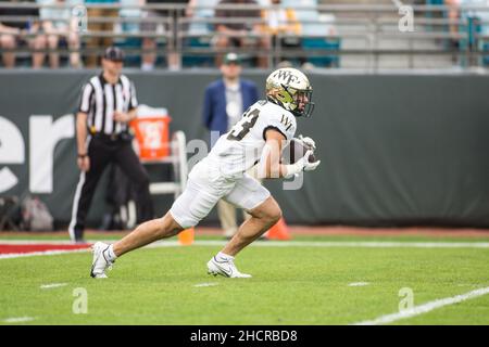 Jacksonville, Stati Uniti. 31st Dic 2021. 31 dicembre 2021: Wake Forest Demon Deacons Wide Receiver Taylor Morin (83) restituisce il kickoff di apertura della txSlayer Gator Bowl tra i Rutgers Scarlet Knights e la Wake Forest Daemon Deacons presso TIAA Bank Field Jacksonville, FL. Jonathan Huff/CSM. Credit: CAL Sport Media/Alamy Live News Foto Stock