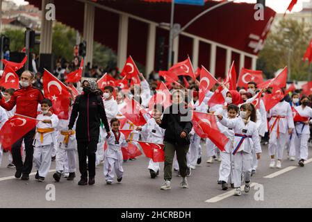 Istanbul, Turchia - 29 ottobre 2021: Sfilata dei bambini taekwondo il 29 ottobre, festa della Repubblica. Foto editoriale a Istanbul. Foto Stock