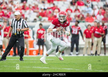 Jacksonville, Stati Uniti. 31st Dic 2021. 31 dicembre 2021: Rutgers Scarlet Knights quarterback Noah Vedral (0) esce dalla tasca durante il TaxSlayer Gator Bowl tra i Rutgers Scarlet Knights e i Wake Forest Demon Deacons presso il TIAA Bank Field Jacksonville, Florida. Jonathan Huff/CSM. Credit: CAL Sport Media/Alamy Live News Foto Stock