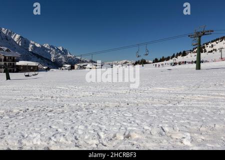 Passo del Tonale, Italia - 21 febbraio 2021: Persone sulla neve durante la stagione invernale del cielo in Italia Foto Stock
