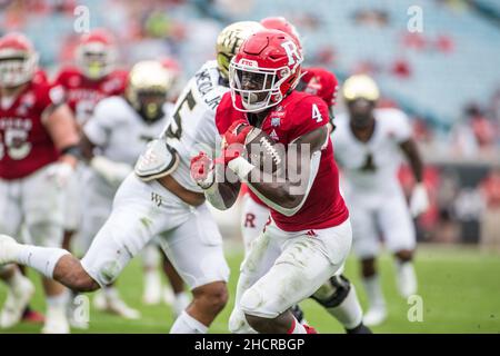 Jacksonville, Stati Uniti. 31st Dic 2021. 31 dicembre 2021: Rutgers Scarlet Knights running back Aaron Young (4) si precipita per un touchdown durante il TaxSlayer Gator Bowl tra i Rutgers Scarlet Knights e i Wake Forest Demon Deacons presso il TIAA Bank Field Jacksonville, Florida. Jonathan Huff/CSM. Credit: CAL Sport Media/Alamy Live News Foto Stock