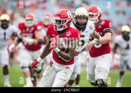 Jacksonville, Stati Uniti. 31st Dic 2021. 31 dicembre 2021: Rutgers Scarlet Knights running back Aaron Young (4) si precipita per un touchdown durante il TaxSlayer Gator Bowl tra i Rutgers Scarlet Knights e i Wake Forest Demon Deacons presso il TIAA Bank Field Jacksonville, Florida. Jonathan Huff/CSM. Credit: CAL Sport Media/Alamy Live News Foto Stock