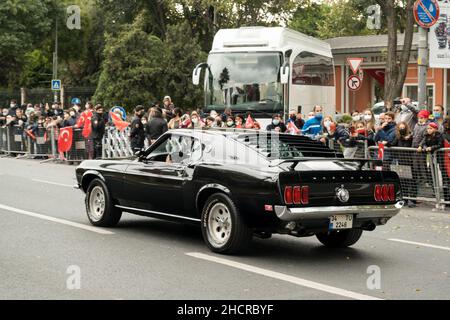 Istanbul, Turchia - 29 ottobre 2021: Vista posteriore di un nero 1965 Ford Mustang GT 350 il 29 ottobre repubblica giorno della Turchia, classico momento di sfilata auto. Foto Stock