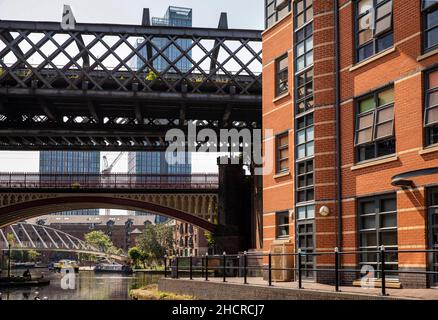 Regno Unito, Inghilterra, Manchester, Castlefield, viadotto ferroviario ridondante e Merchant’s Bridge che attraversa il bacino del canale di Bridgewater Foto Stock