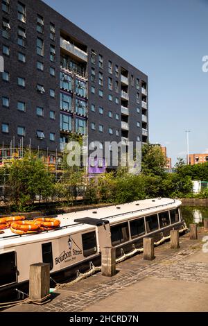 Regno Unito, Inghilterra, Manchester, Castlefield, Canal narrowboat ormeggiato al nuovo Potato Wharf appartamento sviluppo Foto Stock