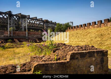 Regno Unito, Inghilterra, Manchester, Castlefield, mura ricostruite del Forte romano di Mamucium e viadotto ferroviario ridondante Foto Stock