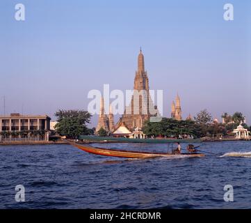 Thailandia. Bangkok. Wat Arun con battello fluviale di passaggio. Foto Stock