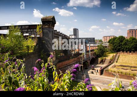 Regno Unito, Inghilterra, Manchester, Castlefield, viadotto ferroviario ridondante dal parcheggio della stazione Deansgate Metrolink Foto Stock