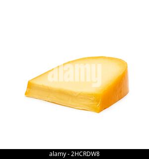 Tradizionale pezzo di formaggio Gouda su sfondo bianco Foto Stock