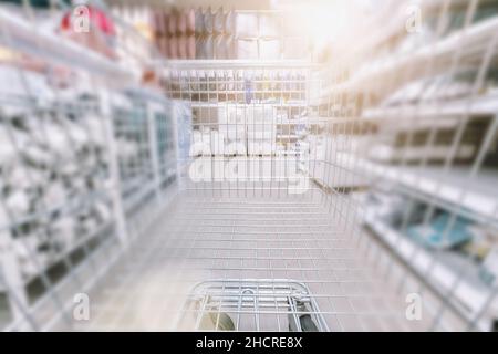 Carrello vista nel supermercato corsia con ripiani prodotto abstract di sfocatura dello sfondo sfocato Foto Stock