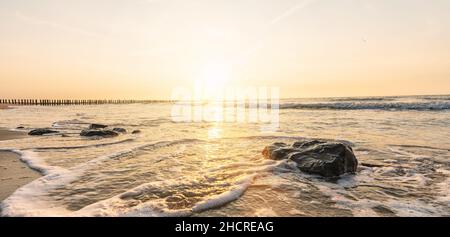 Tramonto sulla spiaggia Foto Stock