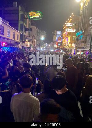 Bangkok, Tailandia. 31st Dic 2021. Decine di migliaia di abitanti del luogo e turisti festeggiano la vigilia di Capodanno nella famosa strada per zaino in spalla Mile Khaosan a Bangkok. La Thailandia è una delle poche destinazioni a lunga distanza dove attualmente soggiornano numerosi turisti. Credit: Carola Frentzen/dpa/Alamy Live News Foto Stock