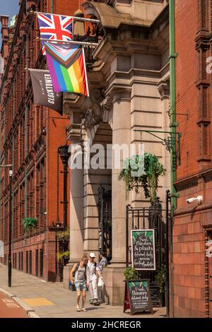 Regno Unito, Inghilterra, Manchester, Oxford Road, bandiere fuori dall'ingresso del Kimpton Hotel nell'ex edificio della Refuge Assurance Company Foto Stock