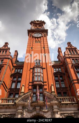 Regno Unito, Inghilterra, Manchester, Oxford Road, punto di riferimento della torre dell'orologio del Kimpton Hotel nell'ex edificio della Refuge Assurance Company Foto Stock