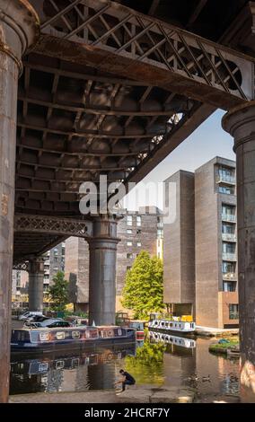 Regno Unito, Inghilterra, Manchester, Castlefield, viadotto ferroviario ridondante che attraversa il bacino del canale Bridgewater Foto Stock