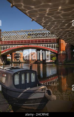 Regno Unito, Inghilterra, Manchester, Castlefield, bacino del canale Bridgewater, Canale residenziale narrowboat sotto il Ponte del Merchant Foto Stock