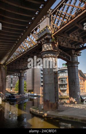 Regno Unito, Inghilterra, Manchester, Castlefield, viadotto ferroviario ridondante che attraversa il bacino del canale Bridgewater Foto Stock