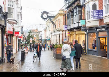 Scena stradale in inverno, High Street, Winchester, Hampshire, Inghilterra, Regno Unito Foto Stock