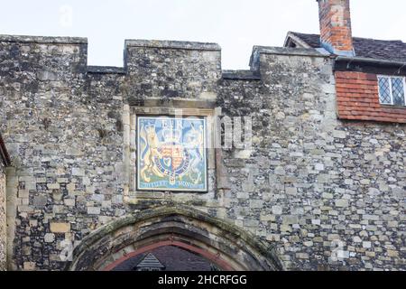 Royal Coat of Arms (1996) on gate, Cathedral Close, Winchester, Hampshire, Inghilterra, Regno Unito Foto Stock