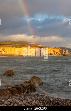 arcobaleno sopra le scogliere a baia di acqua dolce sull'isola di wight costa, luce atmosferica sul mare e scogliere a isola di baia di acqua dolce di wight uk Foto Stock