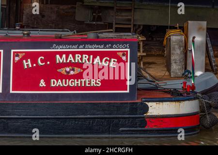 tradizionale matrimonio narrowboat e figlie sul grande canale sindacale a braunston vicino daventry nel northamptonshire, chiatta canale tradizionale Foto Stock