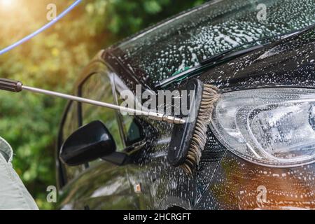 Lavaggio auto con sapone e spazzola Foto Stock