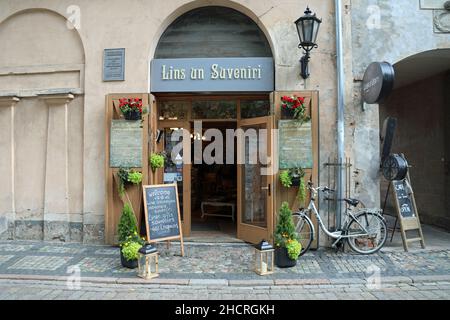 Negozio di souvenir a riga Foto Stock