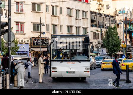 Un autobus locale picchia i passeggeri nel centro di Amman, Amman, Giordania. Foto Stock