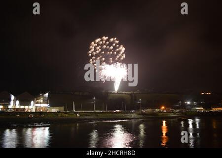 Bantry, West Cork, Irlanda. 31st Dic 2021. La gente del posto di Bantry ha guardato una mostra di fuochi d'artificio questa sera per segnare la fine del 2021. I fuochi d'artificio sono stati organizzati per l'Ufficio Turistico della baneria. Credit: Karlis Dzjamko/Alamy Live News. Foto Stock