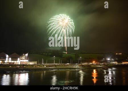 Bantry, West Cork, Irlanda. 31st Dic 2021. La gente del posto di Bantry ha guardato una mostra di fuochi d'artificio questa sera per segnare la fine del 2021. I fuochi d'artificio sono stati organizzati per l'Ufficio Turistico della baneria. Credit: Karlis Dzjamko/Alamy Live News. Foto Stock