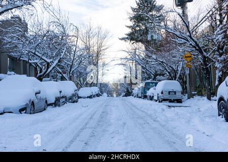 Vancouver, Canada - Circa 2021 : strade e automobili coperte di neve Foto Stock